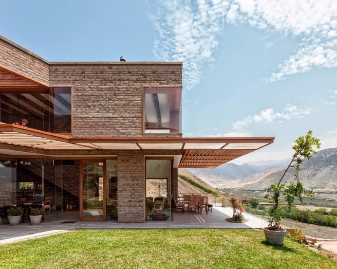 Clay House built with handmade bricks that have been burned in traditional ovens