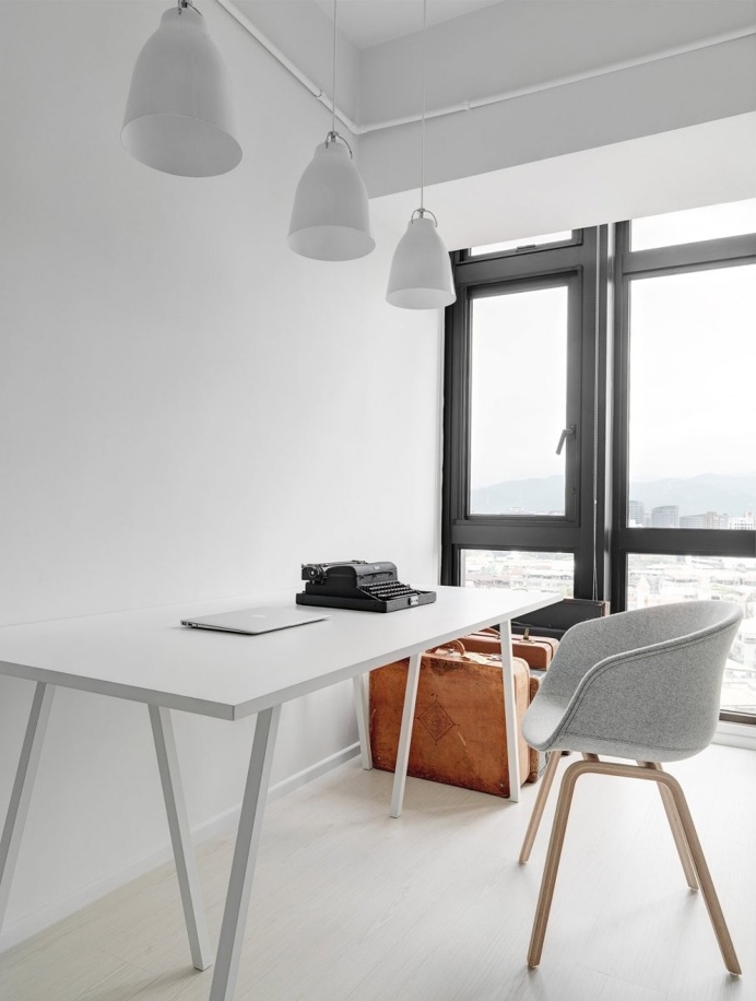 Contemporary white study. Tsai Residence by Tai&Architectural Design. © Kyle Yu. #study #white #contemporary