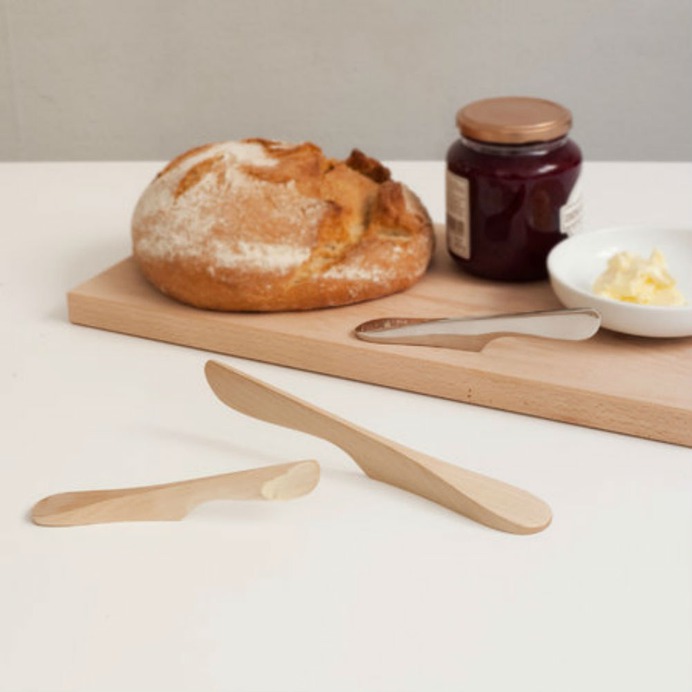Wooden Air Knife - IPPINKA The Wooden Air Knife keeps the spreader end raised off of counter surfaces to minimize mess and stains. Ideal for spreading butter, jams, cheese, and dips. Made with solid natural beech wood, this butter knife will make a great addition to your cutlery set.