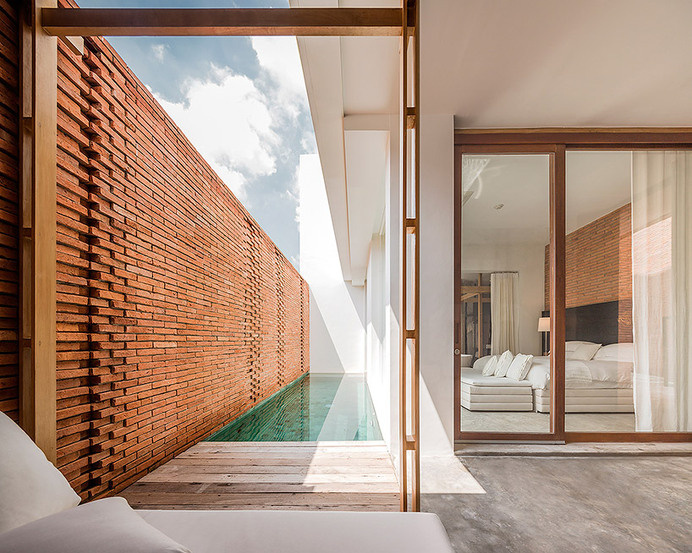 cebola sala ayutthaya boutique hotel curvado paredes de tijolos geometrias brancas tailândia designboom #pool