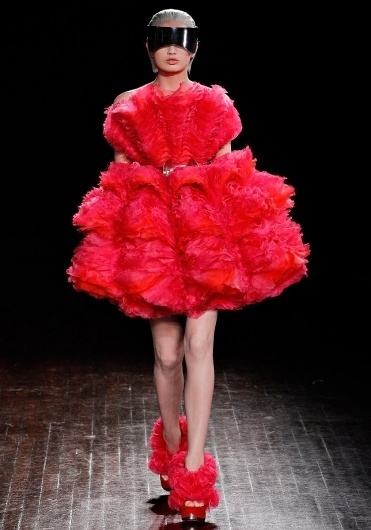 tumblr_m0j0e6RZmr1qb6jeto1_1280.jpg (840×1200) #fashion #alexander #red #mcqueen