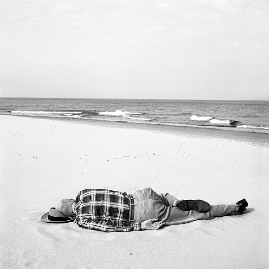 Picture 109 « Chicago | Vivian Maier Photographer #white #black #sea #and #beach