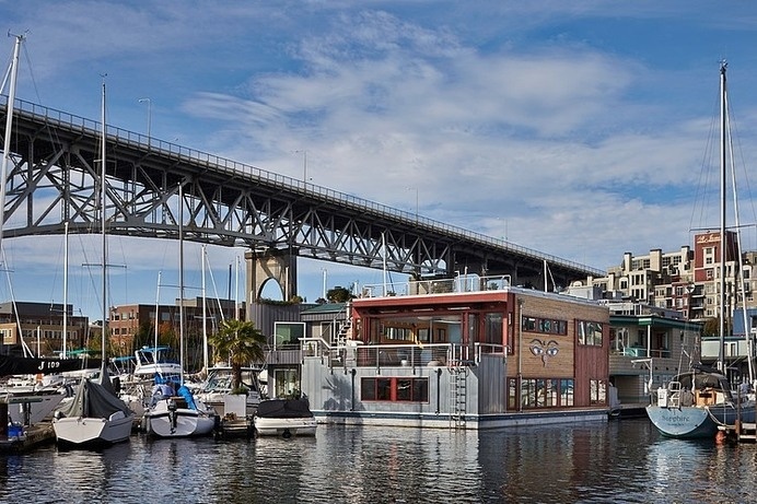 Neat and Modern Houseboat House Displaying a Unique Interior by Graham Baba Architects #houseboat #architecture #modern