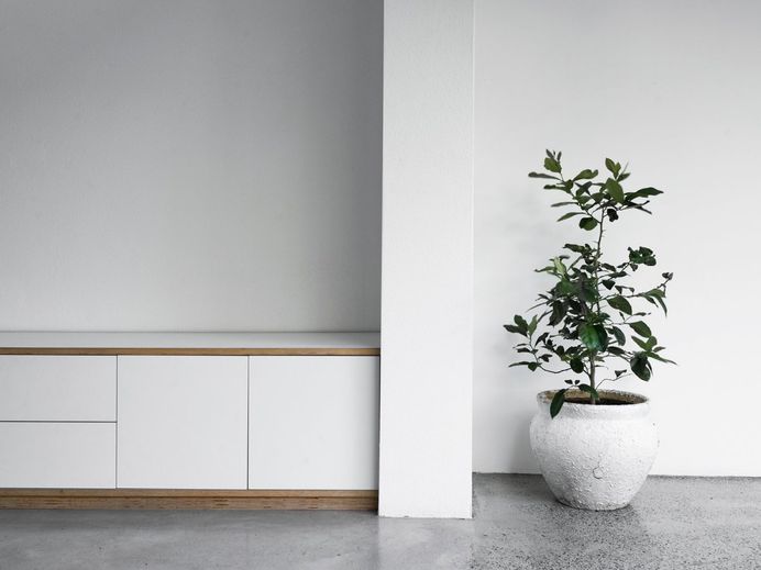 Hallway detail. Courtyard House by Renato D'Ettorre Architects. #hallway