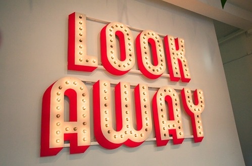 tumblr_lif1zpNOWv1qz6f9yo1_500.png (499×328) #sign #typography