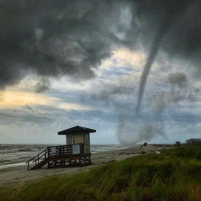 Stunning Storm Chasing and Weather Photography by Damon Powers