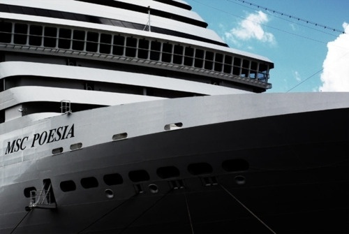 Merde! - Navire, avec Petit-Maître (2010) #ship #photography