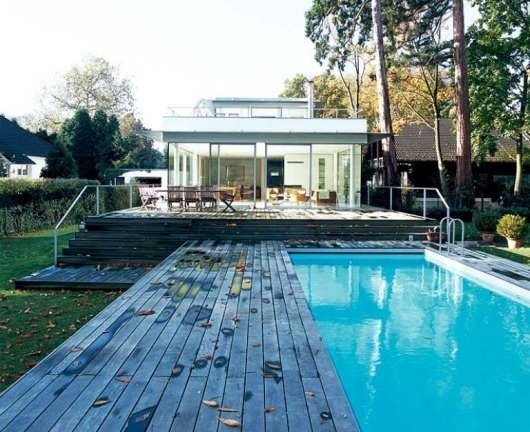 Pool vor verglastem Erdgeschoss - Spektakuläre Pools 20 - [SCHÖNER WOHNEN] #pool #swimming #architecture