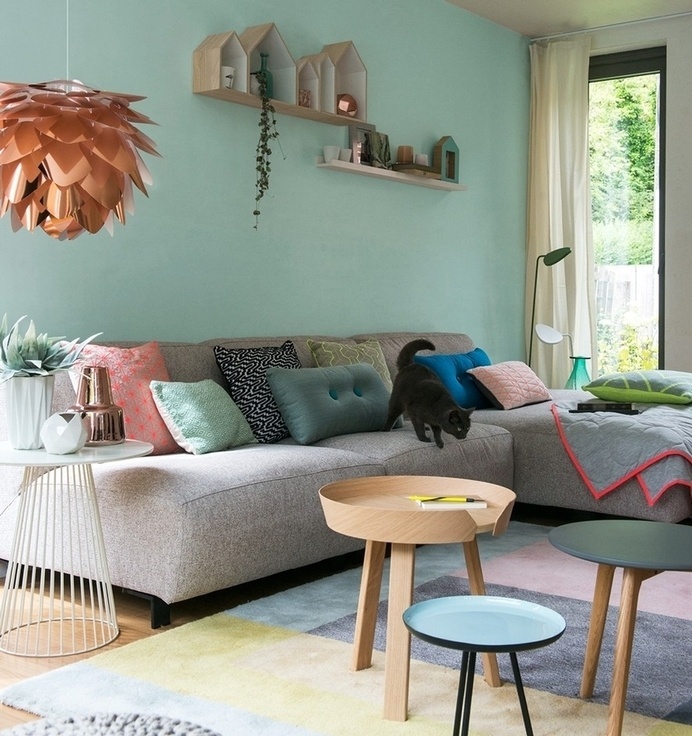 Trendy interior with a bit of a Scandinavian touch. The copper pendant lamp gives the room a luxurious look and contrasts nicely with the su