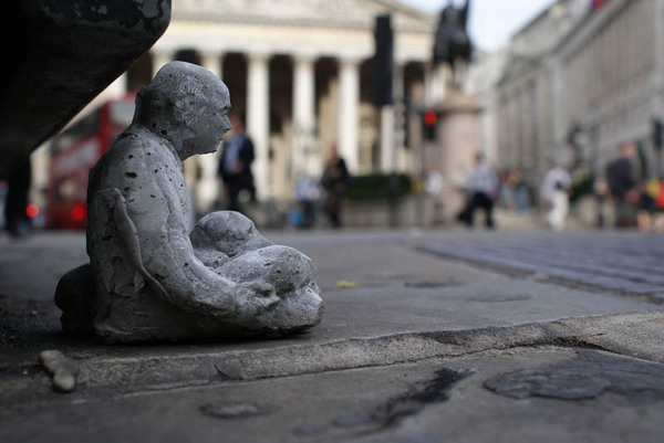 cement miniature sculptures artist isaac cordal (6) #photography #cement #sculpture #art
