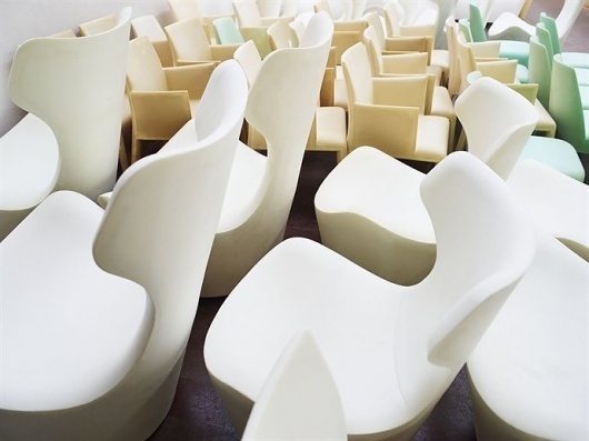 tumblr_m0uzr9Leeq1qz8uvvo1_1280.jpg 690×517 pixels #chair #factory #piano #renzo