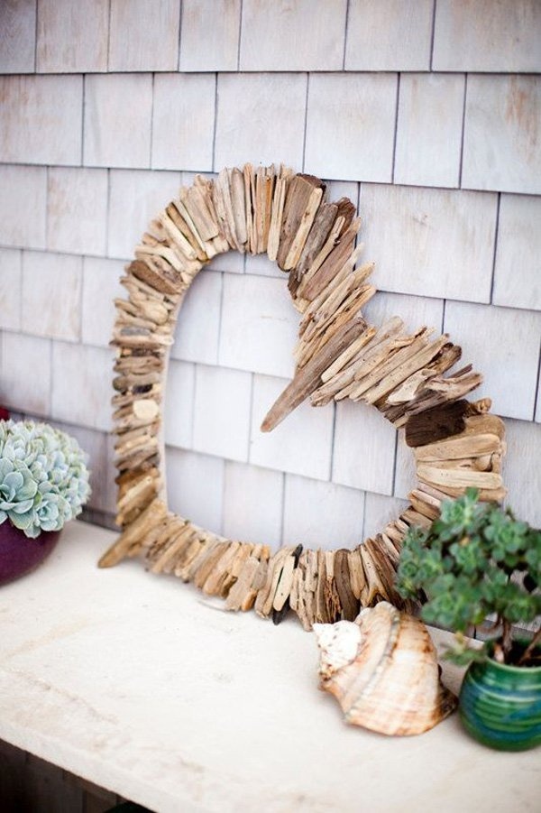 Another wood inspired heart shaped craft that looks very simple yet interesting. It can be a perfect décor for the wall or can even be made