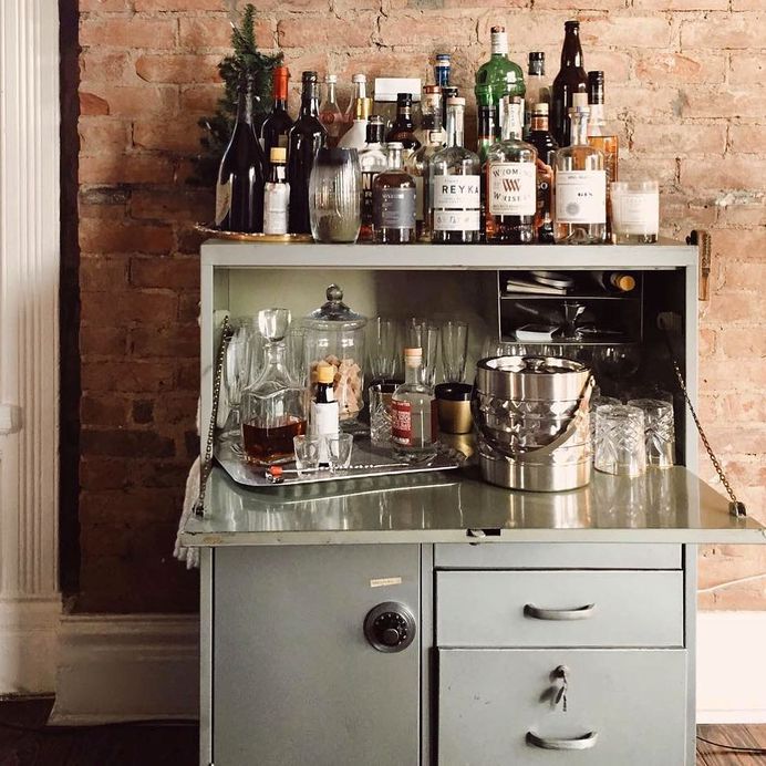One man’s desk is another man’s bar cart. (📷 by @the_girl_jessie)