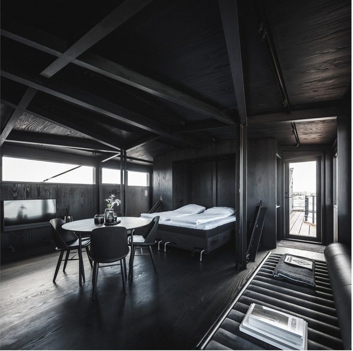 A Atypical Living Retreat Amidst an Industrial Landscape 14