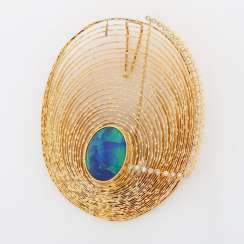 W. ZIPP, oval brooch with Opal-triplette and diamonds.