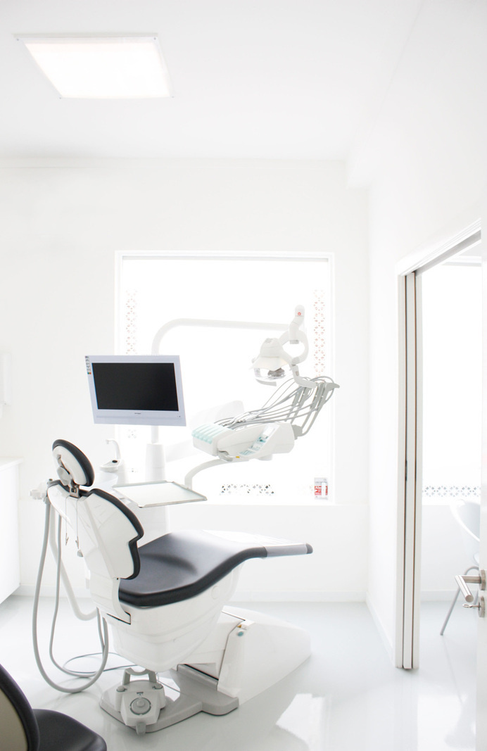 Clinica da Vila is a minimalist house located in Ericeira, Portugal, designed by Duarte Caldas. The project consists of the refurbishment of #interior #office #design #dental #minimalist #dentist