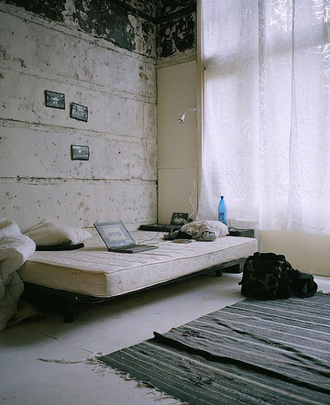 http://lh6.ggpht.com/ SkNWPy1glAg/UCs1lbF9pOI/AAAAAAAAsSM/YDlN0 y4C6Q/IMG_5804.JPG?imgmax=576 #interior #bedroom #concrete #bed