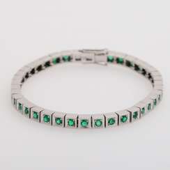 Bracelet with rundfac. Emeralds