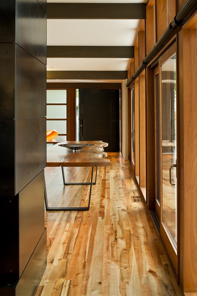 Art Collector's Retreat , a Mid-Century Transformation by Rerucha Studio