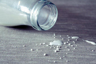'Milchmoleküle' ein Foto von 'Flügelfrei' #milk #white #molecular #bottle