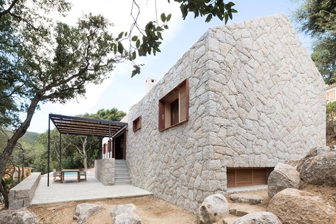 Contemporary Vernacular: a holiday house