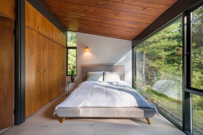bedroom, Mid-Century-Modern Renovation by Flavin Architects