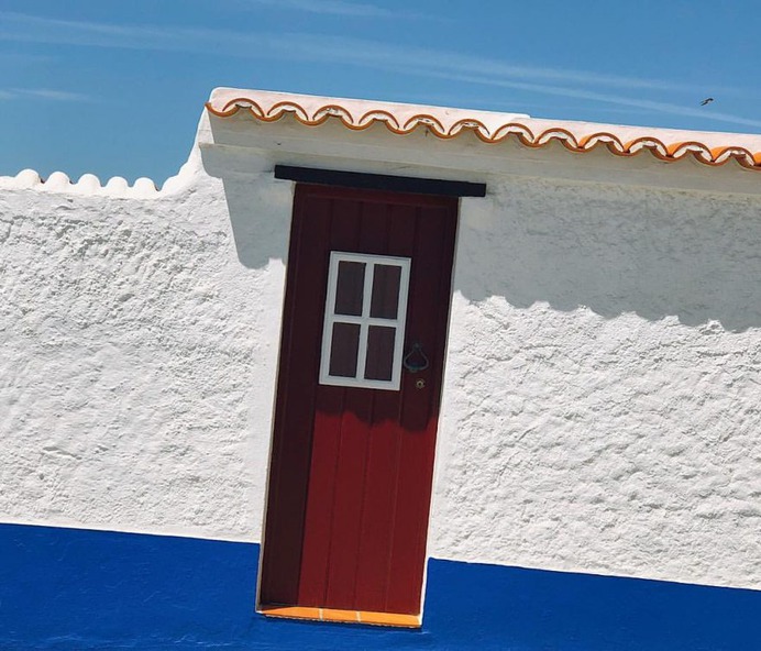 Minimalist and Colorful iPhone Street Photography by Luisa Berger