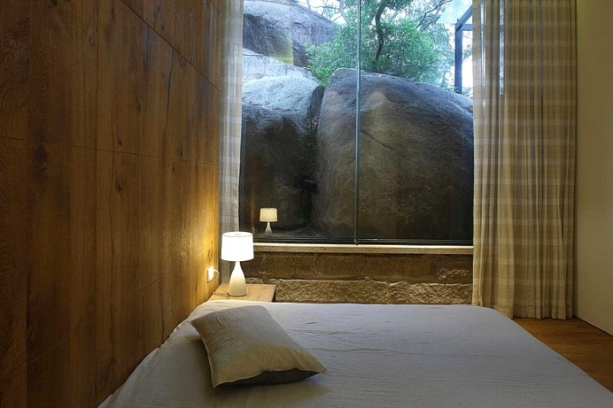 Returning Hut Gives a Feeling of Cutting Off from the Noisy City