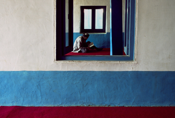 Wyniki Szukania w Grafice Google dla http://stevemccurry.files.wordpress.com/2013/06/afghn 12373nf.jpg #illusion #wall #window #blue #man