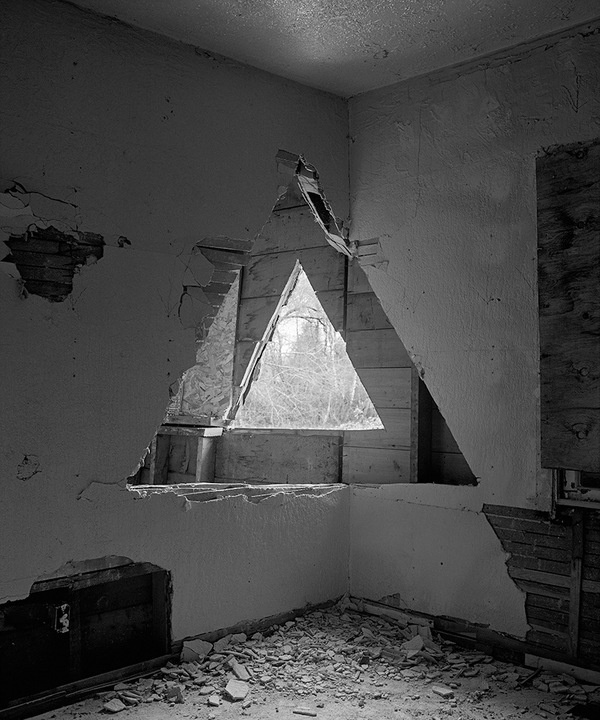 iGNANT #white #perspective #black #triangle #photography #and