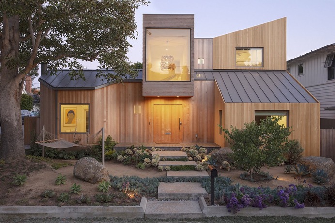 Exterior, Wood Siding Material, and House Building Type "The design intent was to calm down the geometry of the house," says Blue Truck Studio's Peter Liang of the renovation. Photo 2 of 14 in Slatted Beach Retreat by BLUE TRUCK STUDIO