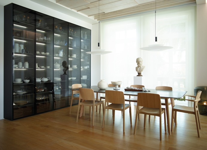 cocina-abierta-al-comedor-con-armario-y-lampara