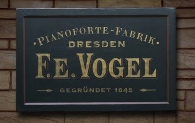 Nutmegger Workshop #lettering #sign #serif #vintage #hand