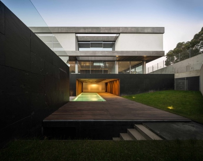 A Layered House that Appears to Defy Gravity