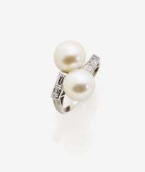 VIS A VIS RING ADORNED WITH AKOYA CULTURED PEARLS AND DIAMONDS