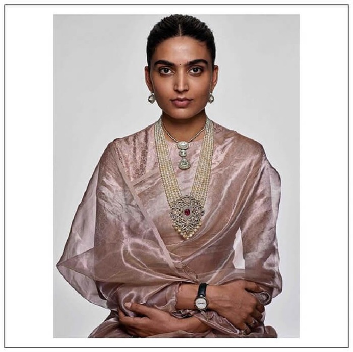 string-necklace-with-silver-pendant