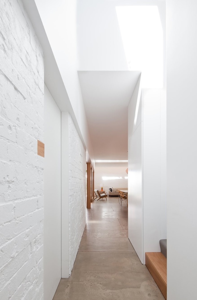 Bright #hallway with white #brickwalls and #concretefloor. #HouseEadie by #TribeStudioArchitects. Photo by #KatherineLu. #lightwell #brickwa