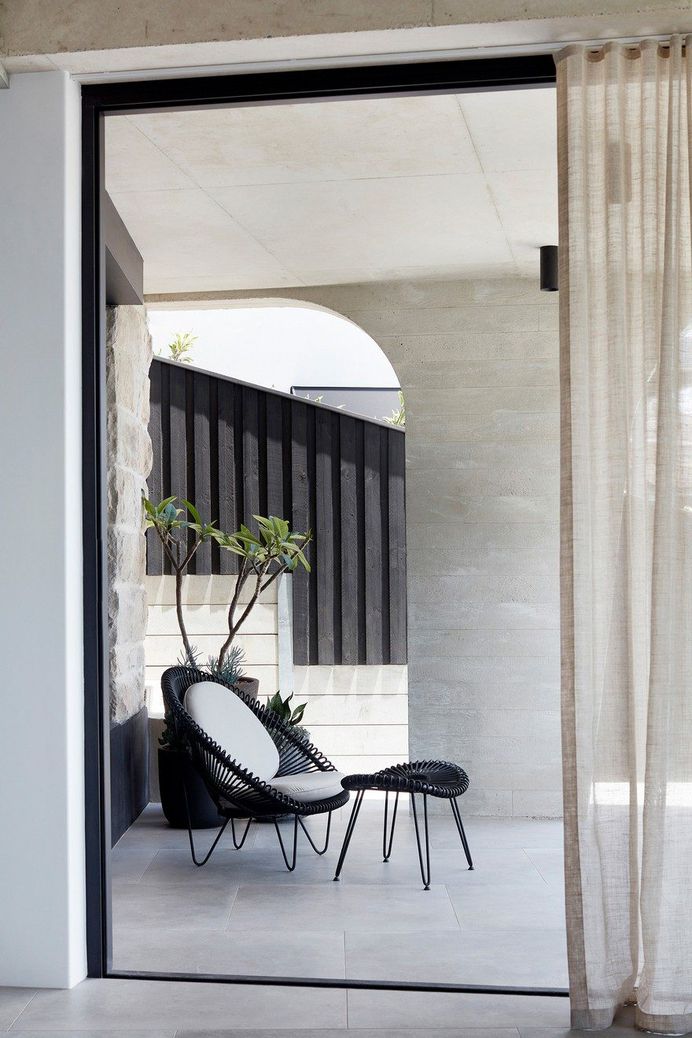 Tama’s Tee House: A Coastal Concrete Unipod by Luigi Rosselli 3
