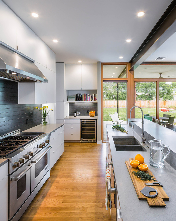 Super Sstylish Kitchen Built on Two Fronts