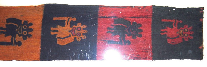 1920px-Border_fragment,_figures_with_staves_MET_33.149.43.jpg (1920×628)