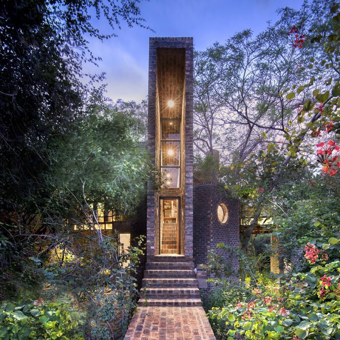 House of the Big Arch / Frankie Pappas