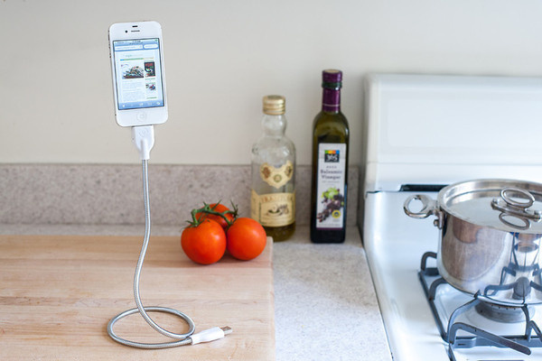 Une Bobine by Fawcett #iphone #design #minimal #stand