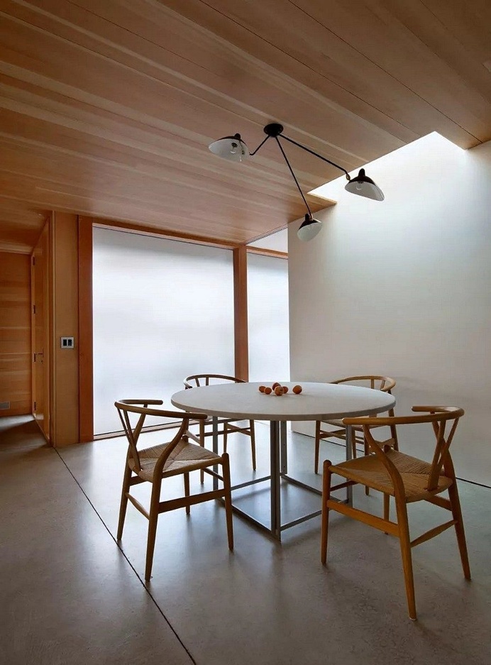 Modern Waterfront House Designed for a Family of Three Generations 10