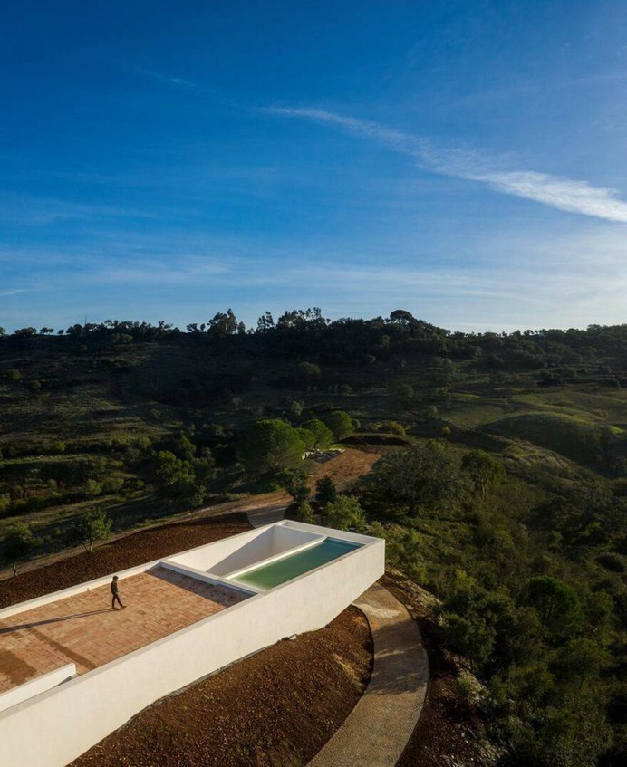 Portuguese Minimalist House Built on the Ruins of an Old Building
