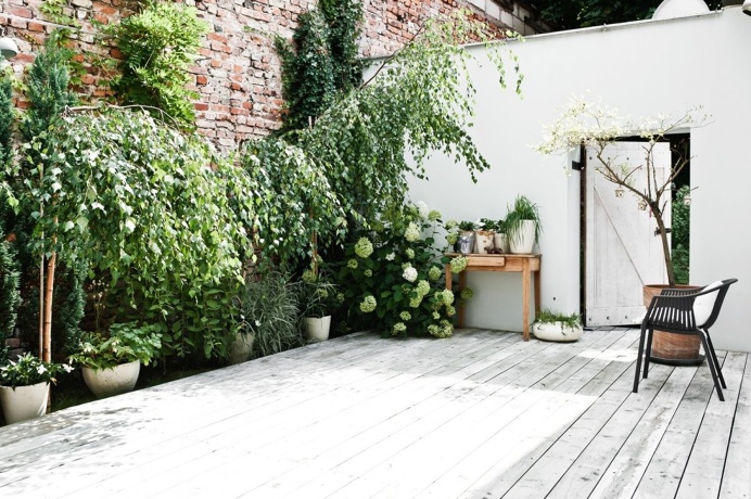 Scandinavian patio. Adaptation of a Forge by Loft Kolasiński. © Karolina Bak. #patio #sideyard #containergarden