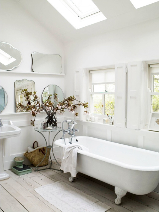 vintage mirrors and tub #interior #design #decor #deco #decoration