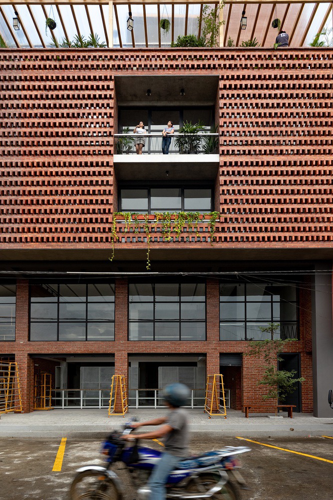 The Provider Productive Center / Natura Futura Arquitectura