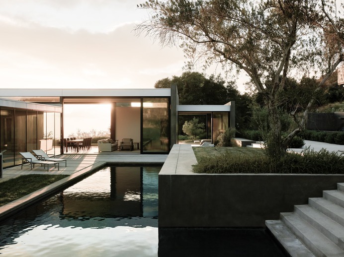 A Glass-and-Stucco Retreat Outside Los Angeles Stands Up to the Sun