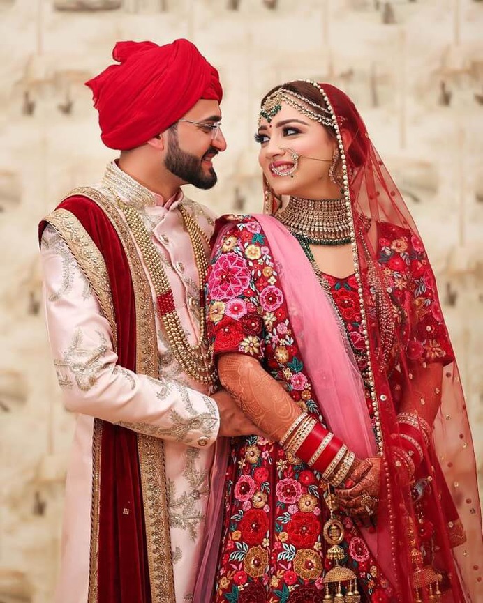 The Lovely Glance - Wedding Photography Pose