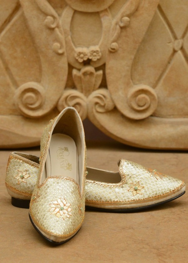 Vasansi Jaipur is an online designer store that is essentially well-suited in obliging the masses as it has a lovely combination of Indian s